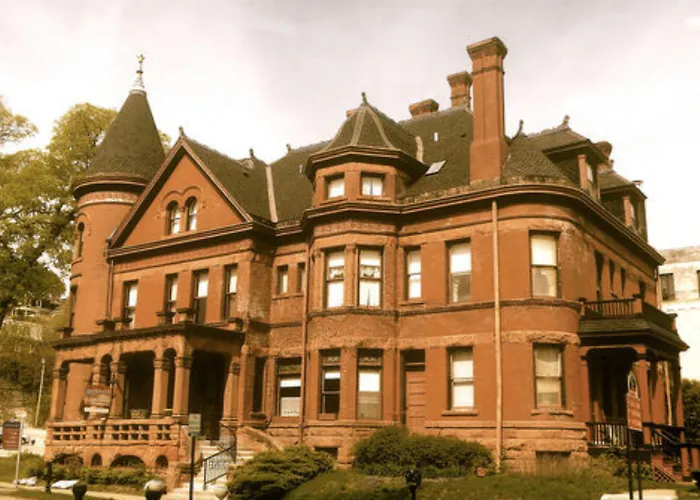 The Redstone Inn And Suites